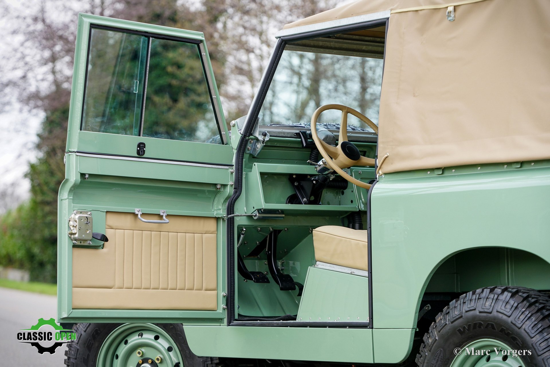 Land Rover 88 IIa CoolnVintage